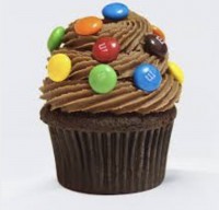 Cupcake de chocolate, decorado cn butter cream de chocolate y M&M